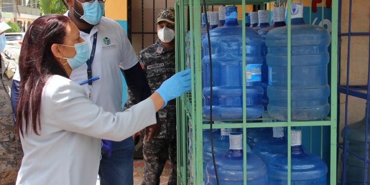 Pro Consumidor recuerda el peligro de exponer al sol botellas plásticas de agua