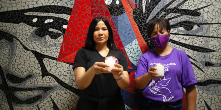 Realizan en Placita Barceló vigilia por mujeres asesinadas en Puerto Rico