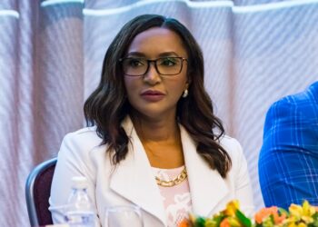 Salmista Nancy Amancio pone a circular libro de su autoría