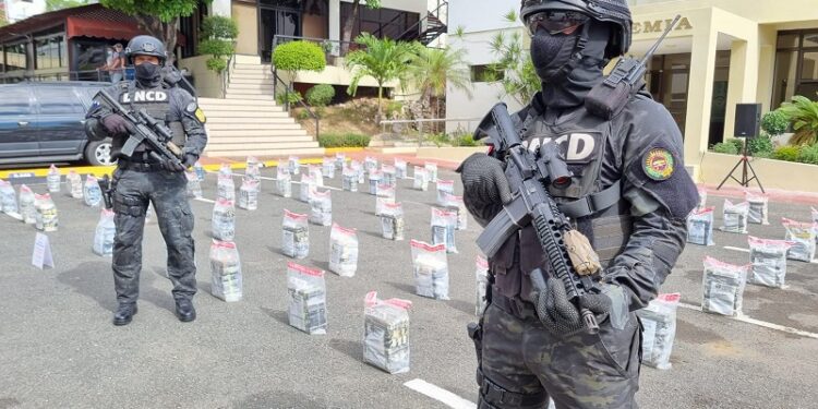 Ocupa 456 paquetes presumiblemente cocaína en finca de Samaná