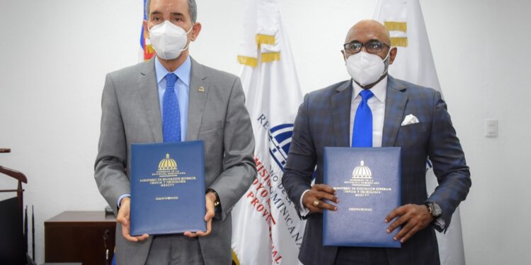 MESCYT y Desarrollo Provincial acuerdan becar a estudiantes de todo el país