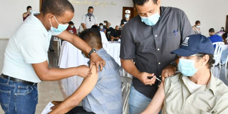 Vacunas contra Covid-19 llegan a pacientes con la defensa afectada