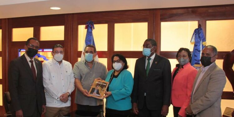 UASD se prepara para celebrar juegos Tony Barreiros, dice rectora al ministro de Deportes