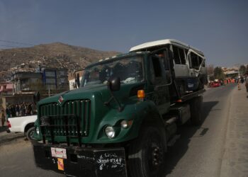 Bomba mata a nueve civiles y deja heridos a otros tres en Afganistán