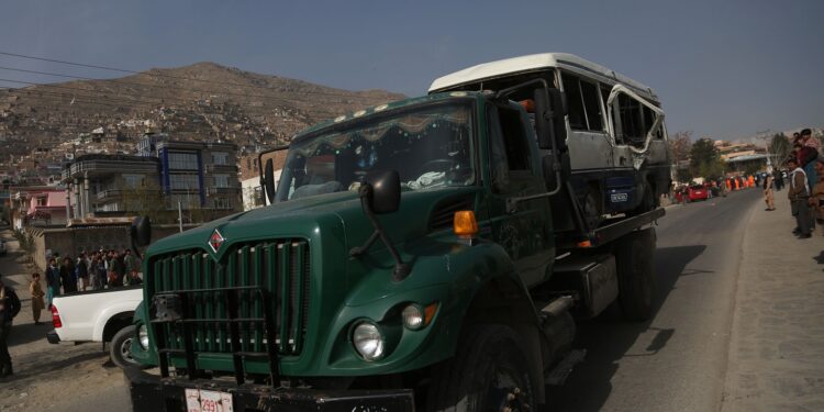 Bomba mata a nueve civiles y deja heridos a otros tres en Afganistán