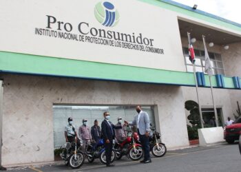 Ante presupuesto limitado, director de Pro Consumidor dona su sueldo para comprar motocicletas