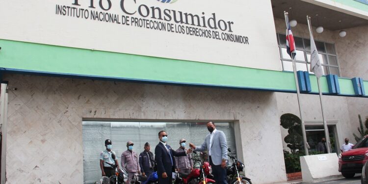 Ante presupuesto limitado, director de Pro Consumidor dona su sueldo para comprar motocicletas