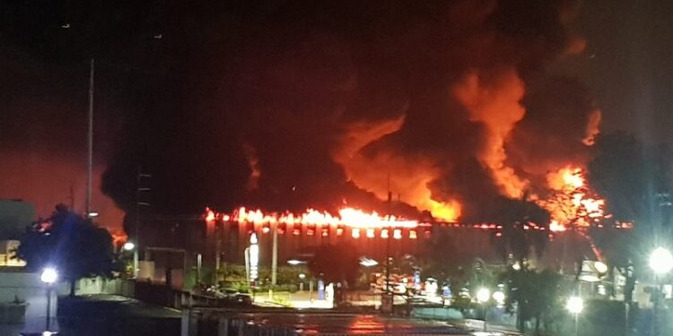 Imágenes: Incendio de gran magnitud consume Colchonería La Reina