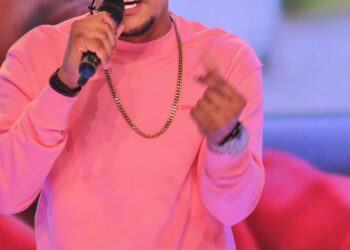 Carasaf El Kraken salta de la actuación al canto con éxito