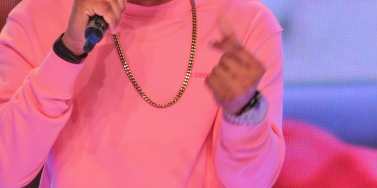 Carasaf El Kraken salta de la actuación al canto con éxito