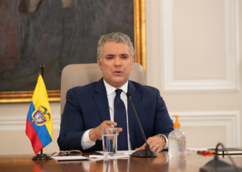 Tirotean helicóptero en que viajaba presidente de Colombia