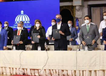 Gobierno logra apoyo del sector médico en su plan de aplicar tercera dosis contra el COVID-19