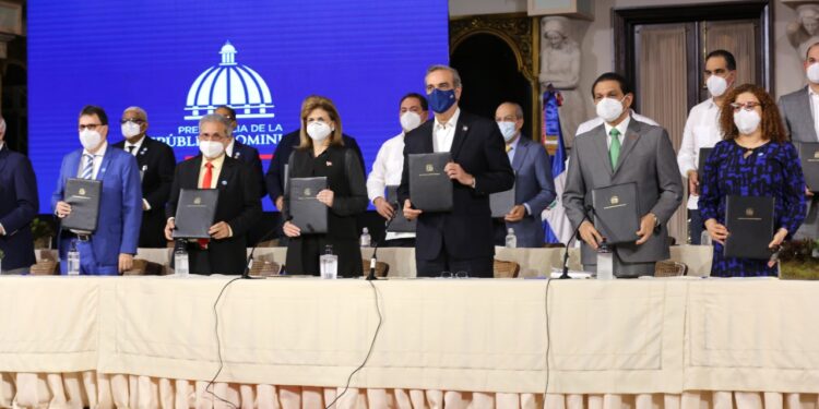 Gobierno logra apoyo del sector médico en su plan de aplicar tercera dosis contra el COVID-19