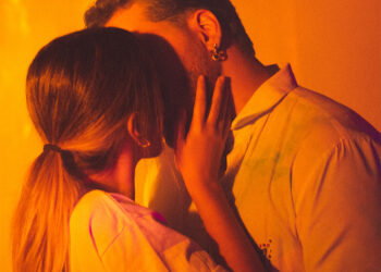 Bronzon lanza videoclip de «Fracaso» en el que participan famosos de TikTok