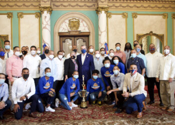Abinader recibe a los campeones masculino y femenino del baloncesto dominicano
