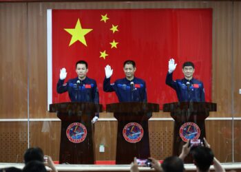 Astronautas de Shenzhou-12 entran a estación espacial china