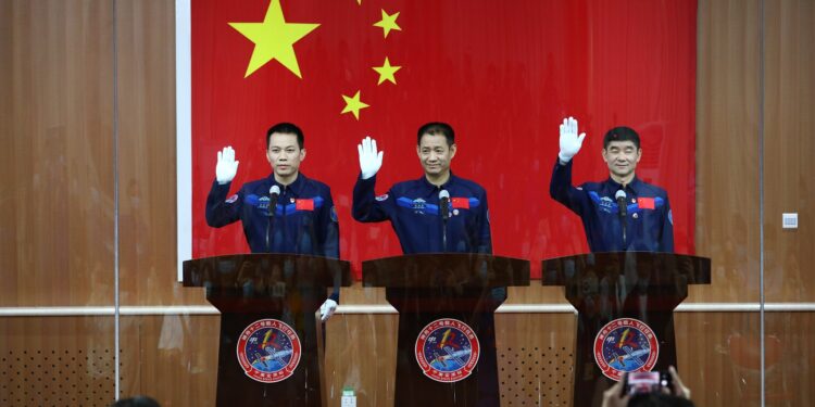 Astronautas de Shenzhou-12 entran a estación espacial china