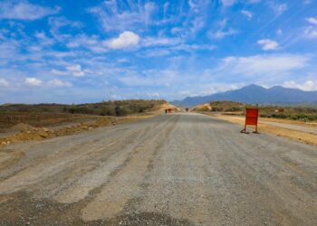 Abinader supervisa trabajos circunvalación de Baní y motiva vacunación