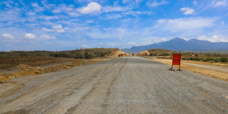 Abinader supervisa trabajos circunvalación de Baní y motiva vacunación