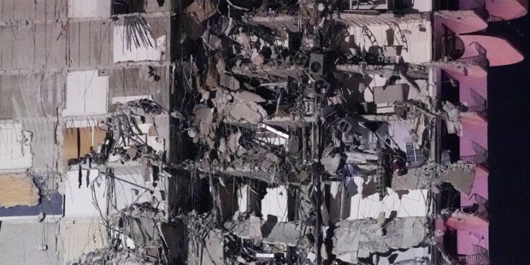 Confirman un fallecido y 10 lesionados por derrumbre de edificio en Miami