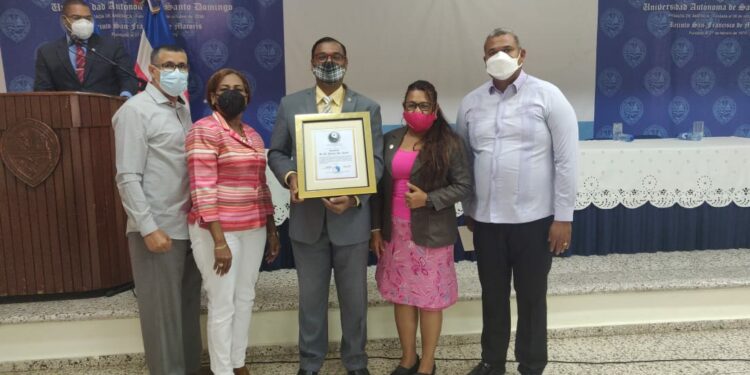 Reconocen a Gerardo Roa por sus aportes a las humanidades