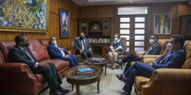 Procuradora insta al nuevo Defensor Público a trabajar por una sociedad más justa.