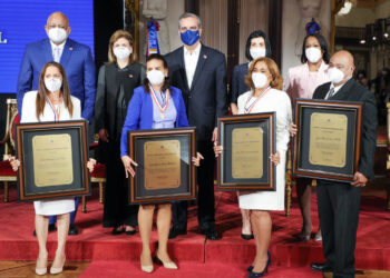 Presidente Abinader entrega Premios a la Excelencia Magisterial 2021