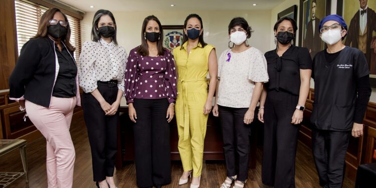 ADAPA entrega propuesta de ley sobre enfermedades raras a Senadora Raful