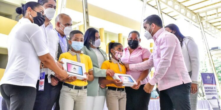 Minerd entrega más de 30 mil equipos tecnológicos en Valverde y Santiago Rodríguez