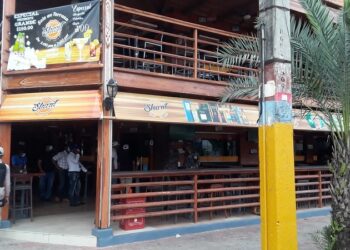 Toque de queda: Cierran negocios y detienen personas en SDE