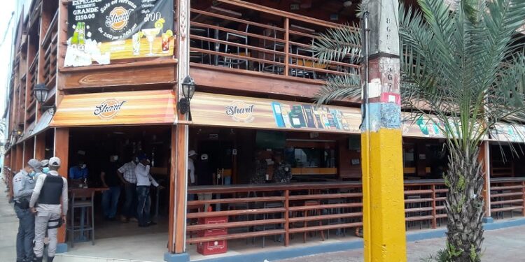 Toque de queda: Cierran negocios y detienen personas en SDE