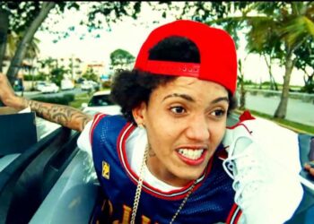 Onguito Wa, el chico problema, atropella varios y huye