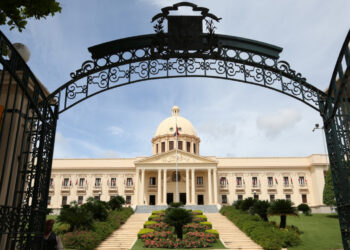 Decretan reglamento para ascensos y promociones de servidores públicos de carrera