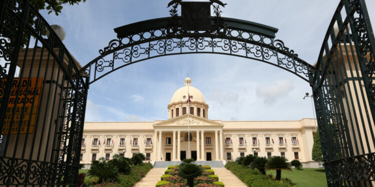 Decretan reglamento para ascensos y promociones de servidores públicos de carrera