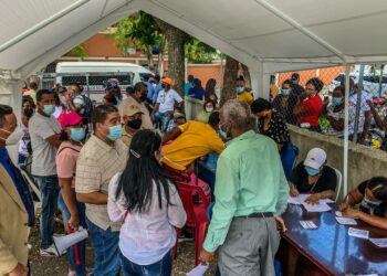 Alcaldía de Boca Chica motiva a munícipes para que acudan a vacunarse contra el COVID-19