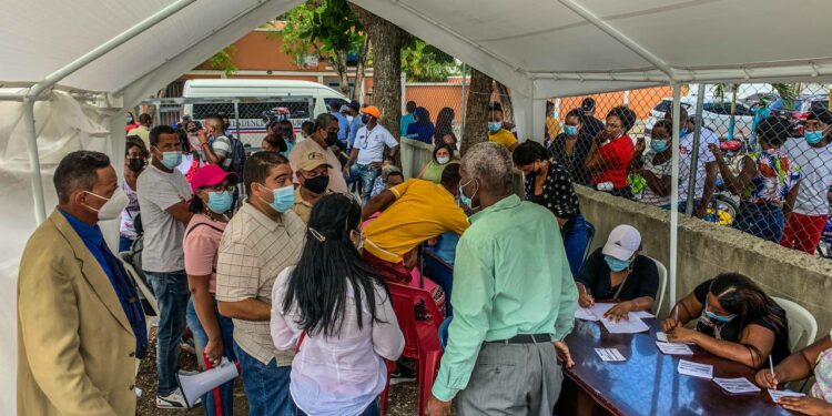 Alcaldía de Boca Chica motiva a munícipes para que acudan a vacunarse contra el COVID-19