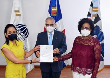 Ministro de Economía recibe de Faride Raful proyecto de ley de la Función Estadística