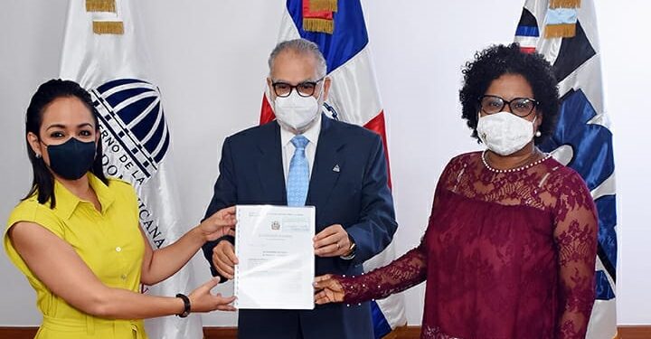 Ministro de Economía recibe de Faride Raful proyecto de ley de la Función Estadística