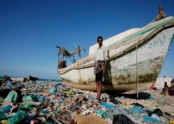 Recuperan cuerpos de decenas de migrantes tras zozobra de barco en costas de Yemen