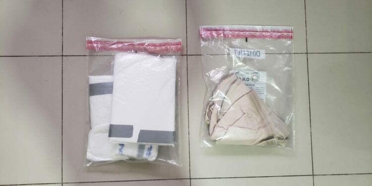 Detienen mujer intentó llevar a NY chaleco relleno de cocaína