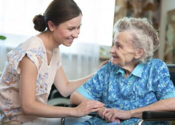 Ministro explica en qué consiste la economía de cuidado y a quién beneficia