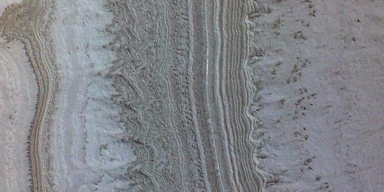 Arcillas, no agua, son la fuente probable de los "lagos" de Marte