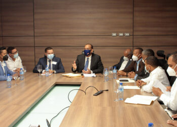 Ministro de Obras Públicas recibe a 15 alcaldes de provincia de Azua