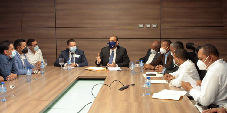 Ministro de Obras Públicas recibe a 15 alcaldes de provincia de Azua