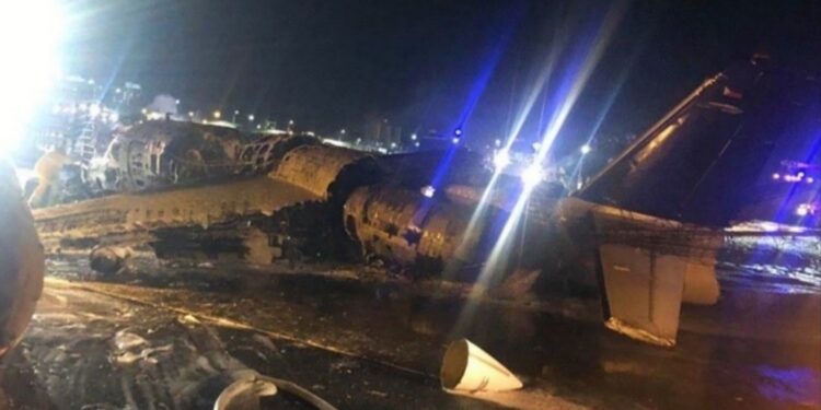 Tragedia en Filipinas: 29 muertos y 17 desaparecidos en accidente de avión militar
