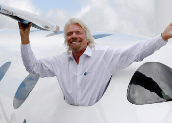 Concluye con éxito el viaje turístico al espacio del multimillonario Richard Branson