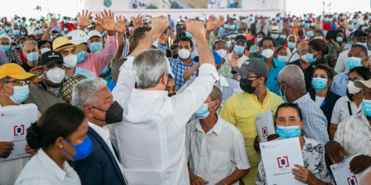 Luis Abinader entrega 3 mil títulos de propiedad en el fin de semana