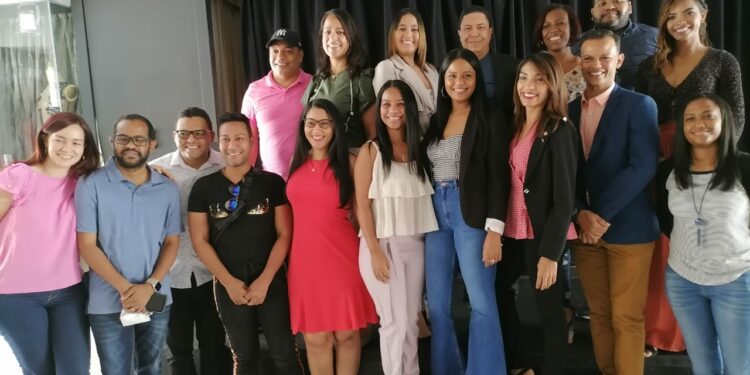 Veteranos y jóvenes periodistas de arte y espectáculo dejan constituida la ADOPAE