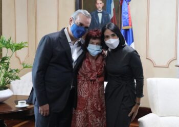 Abinader recibe a la actriz Jane Chaplin quien se declara enamorada de la bachata