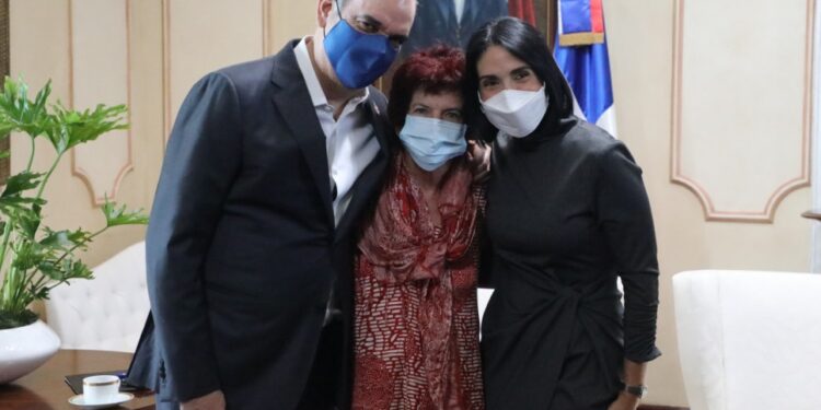 Abinader recibe a la actriz Jane Chaplin quien se declara enamorada de la bachata